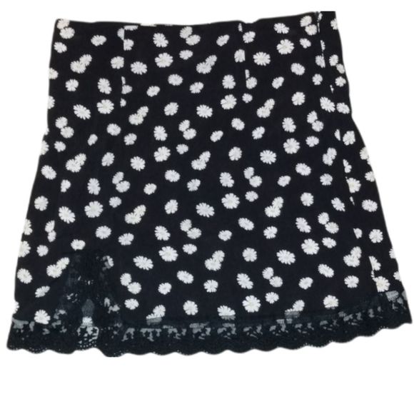 Forever 21 Black Skirt with Daisies , Lacey Trim , and a Small Side Slit 🌼🌼🌼 - Picture 1 of 7